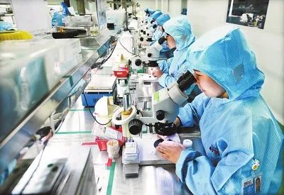 电子厂看显微镜的岗位 细观世界里的精益求精